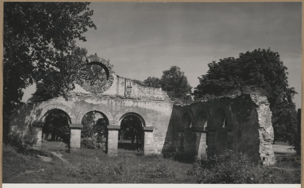 Zespół XIX w. zakładu przemysłowego - budynek walcowni, widok fragmentu ruin

, skan 1