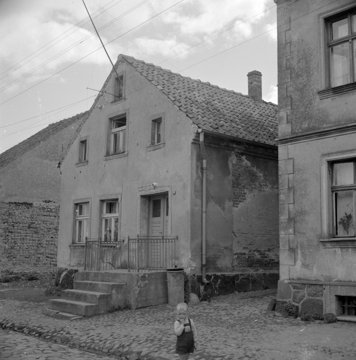 dom ul. Szkolna 14 - elewacja frontowa, skan 1