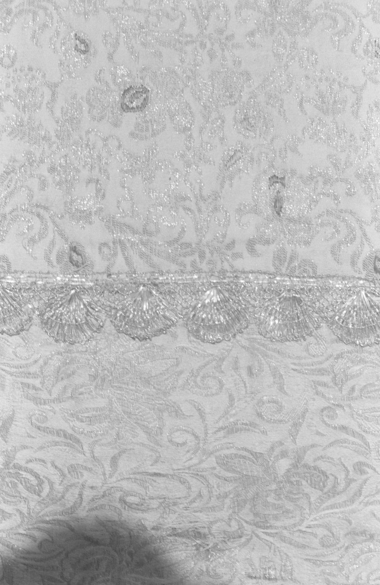 Ornat z haftem brokatowym. Mediolan - fragment wzoru kolumny., skan 1