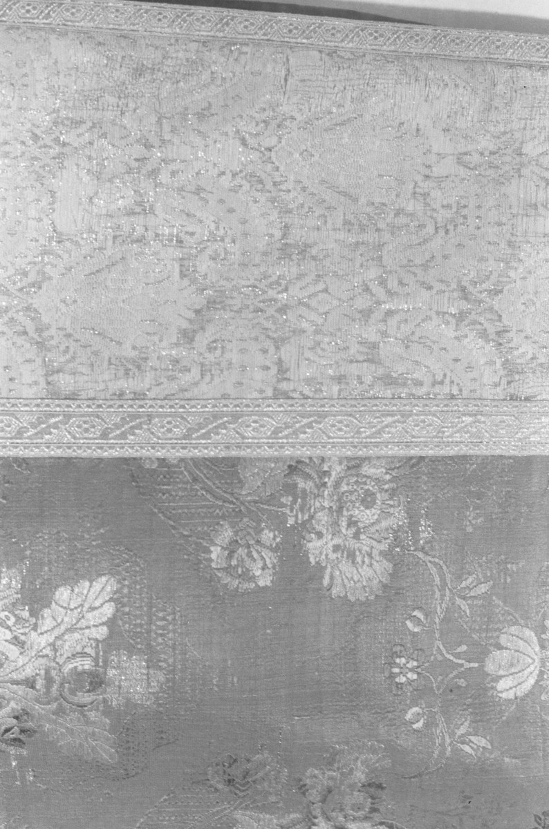 Skarbiec katedralny - Ornat (Włochy) ok. 1630-60, (Francja) ok. 1755-65 rok. Fragment raportów wzoru kolumny i boków., skan 1