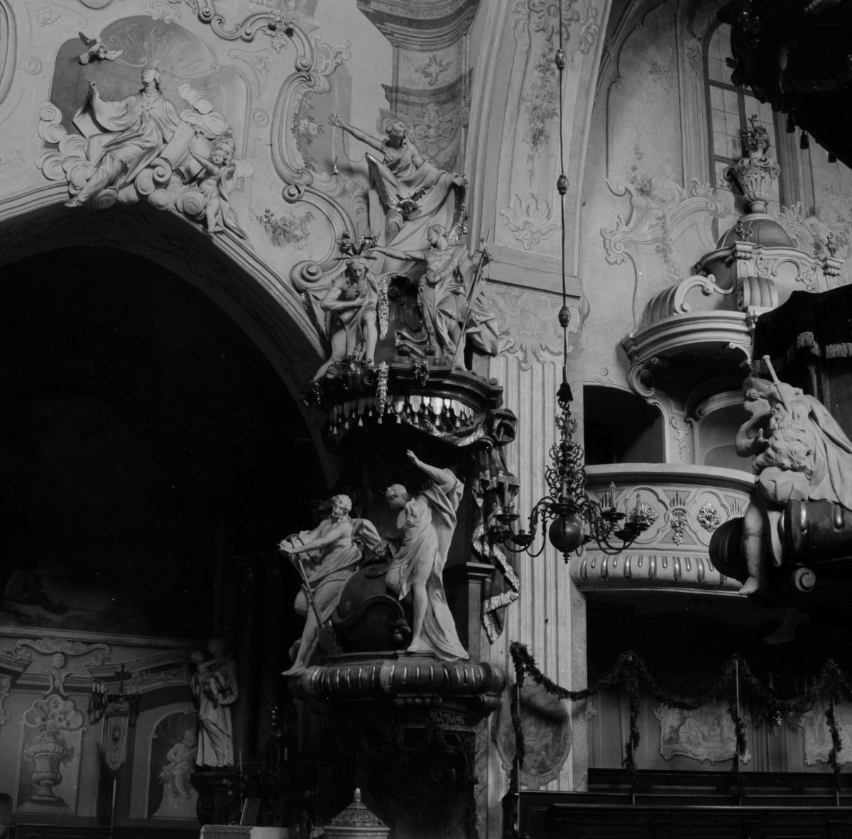 kościół pw. św. Bartłomieja - wnętrze - nawa główna - prezbiterium - chrzcielnica, skan 1