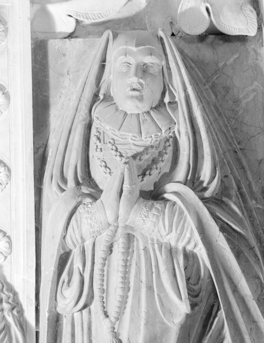 kościół pw. św. Mikołaja - Kaplica Firlejów - wnętrze - nagrobek Firlejów - pole główne - figura klęczącej Elżbiety Firlejowej, skan 1