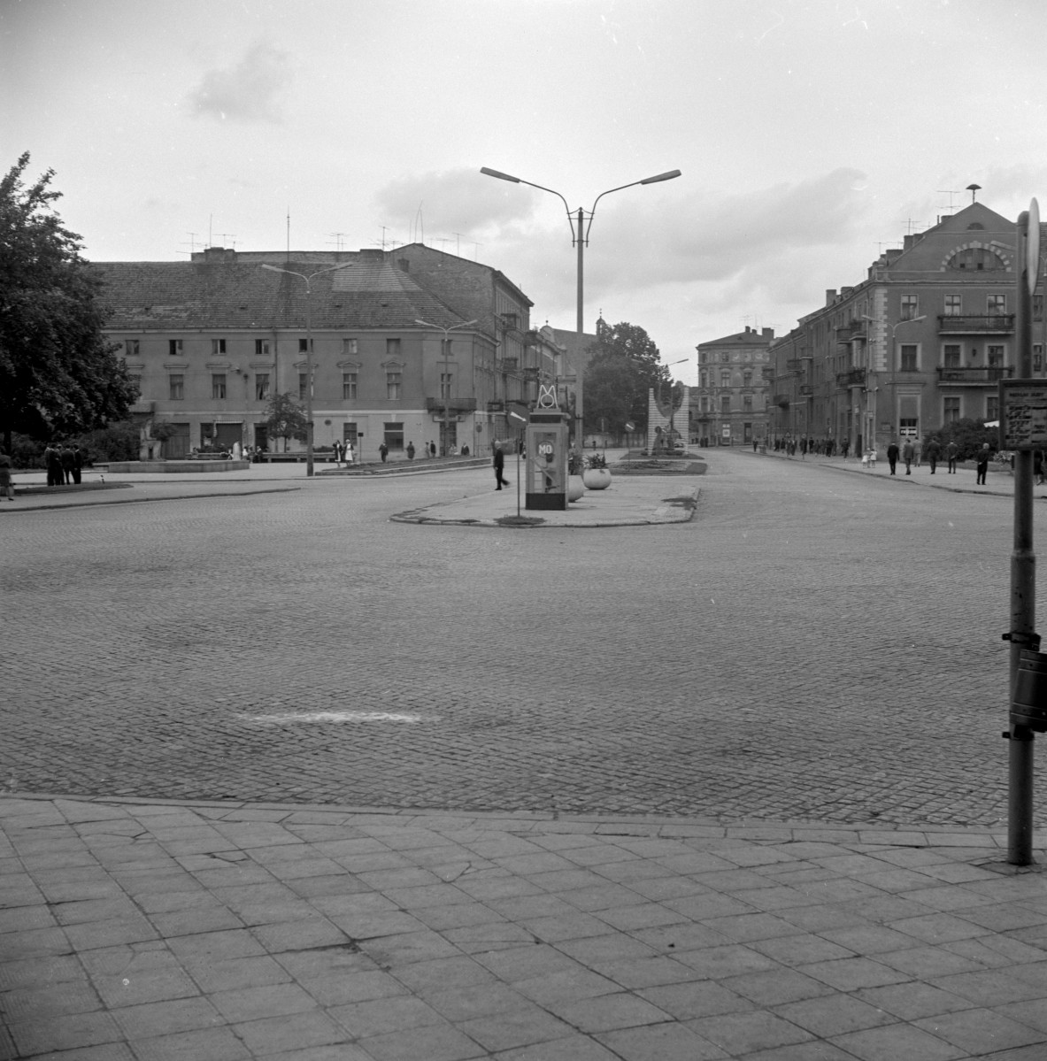 plac - widok ogólny, zabudowa miejska, skan 1