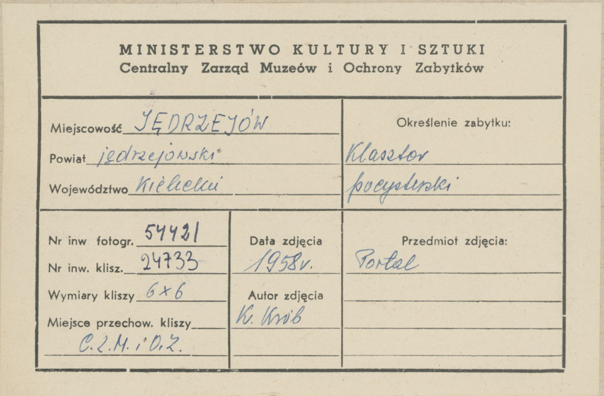 Zespół klasztorny - widok na portal klasztoru - metryczka, skan 1
