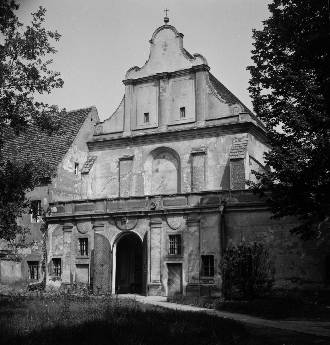 kościół klasztorny jezuitów pw. Nawiedzenia NMP - elewacja, skan 1