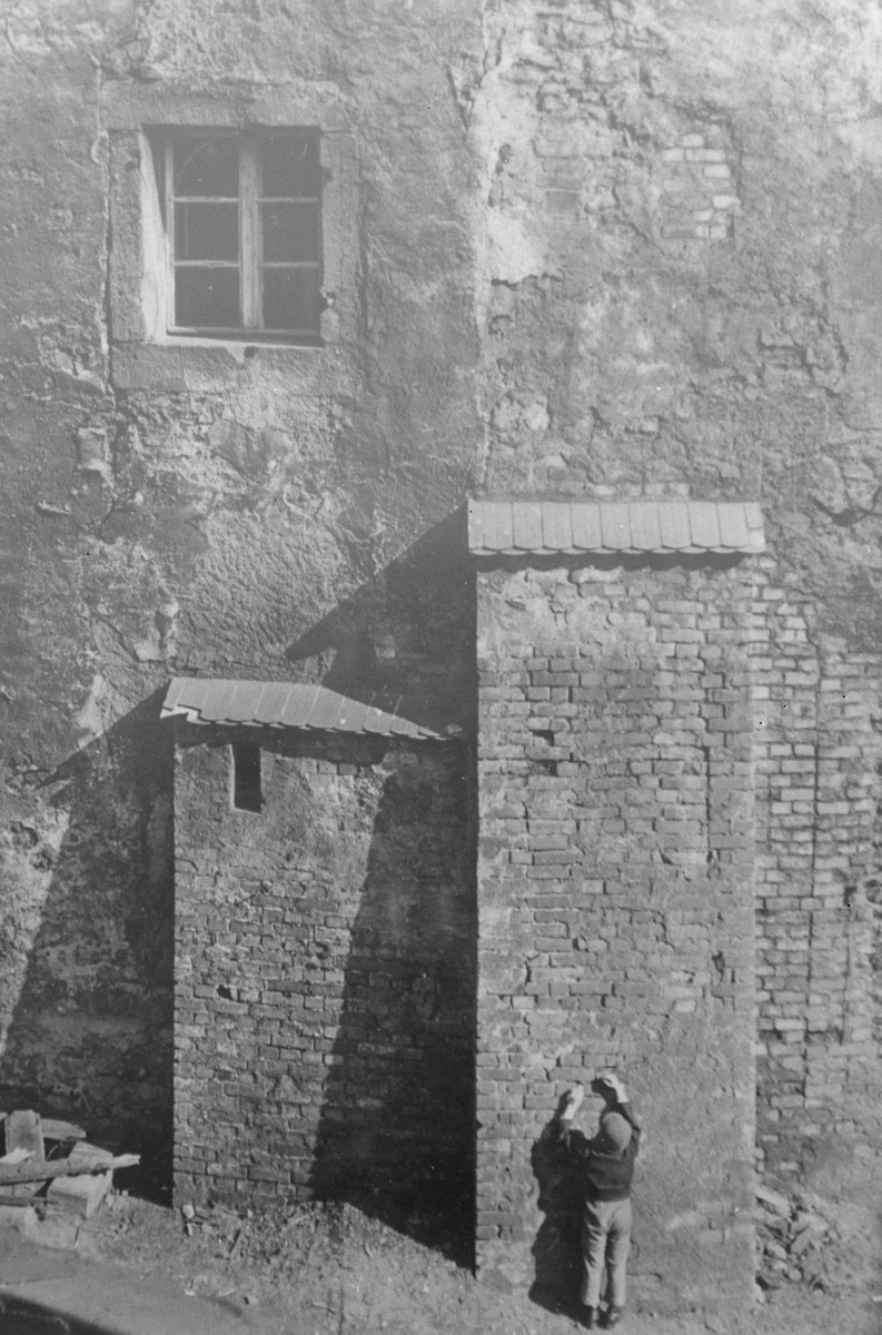 zabudowa miejska - kamienica przy bramie miejskiej /?/ - fragment, skan 1