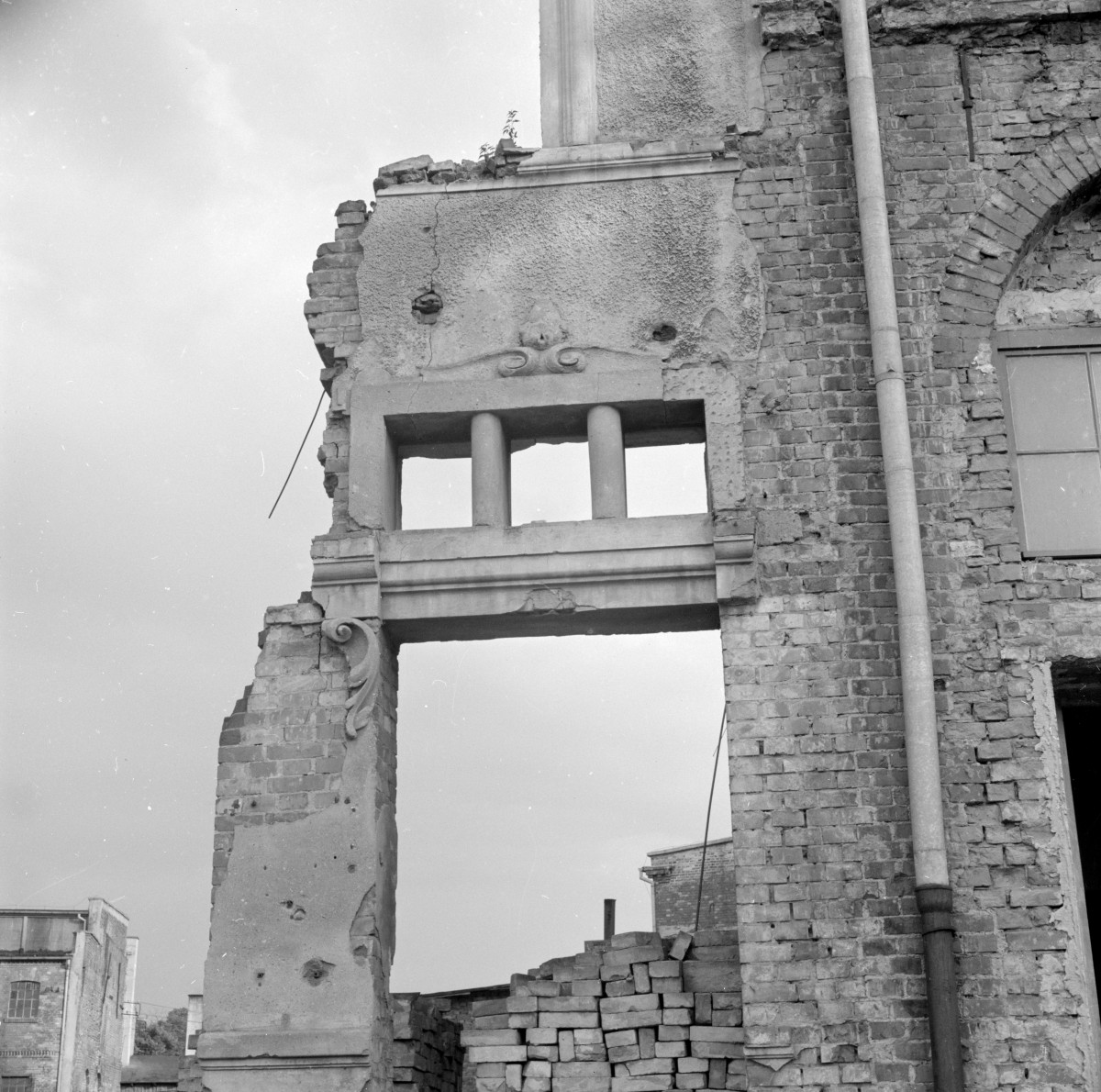 kamienica - fragment, elewacja, portal - ruina, skan 1