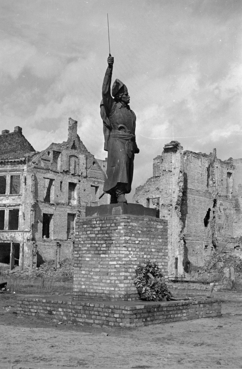 Zniszczona zabudowa i pomnik Jana Kilińskiego., skan 1