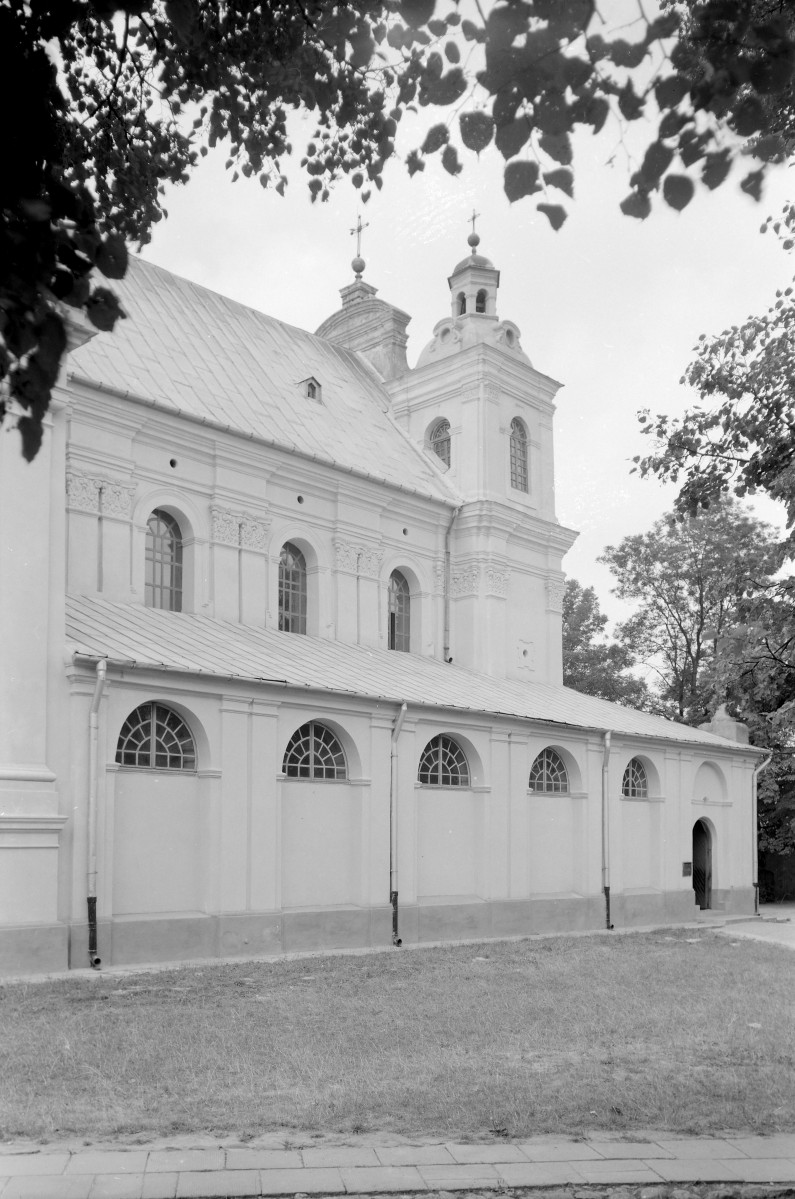 Kościół Wniebowzięcia NMP -  elewacja boczna zach. prezbiterium, skan 1