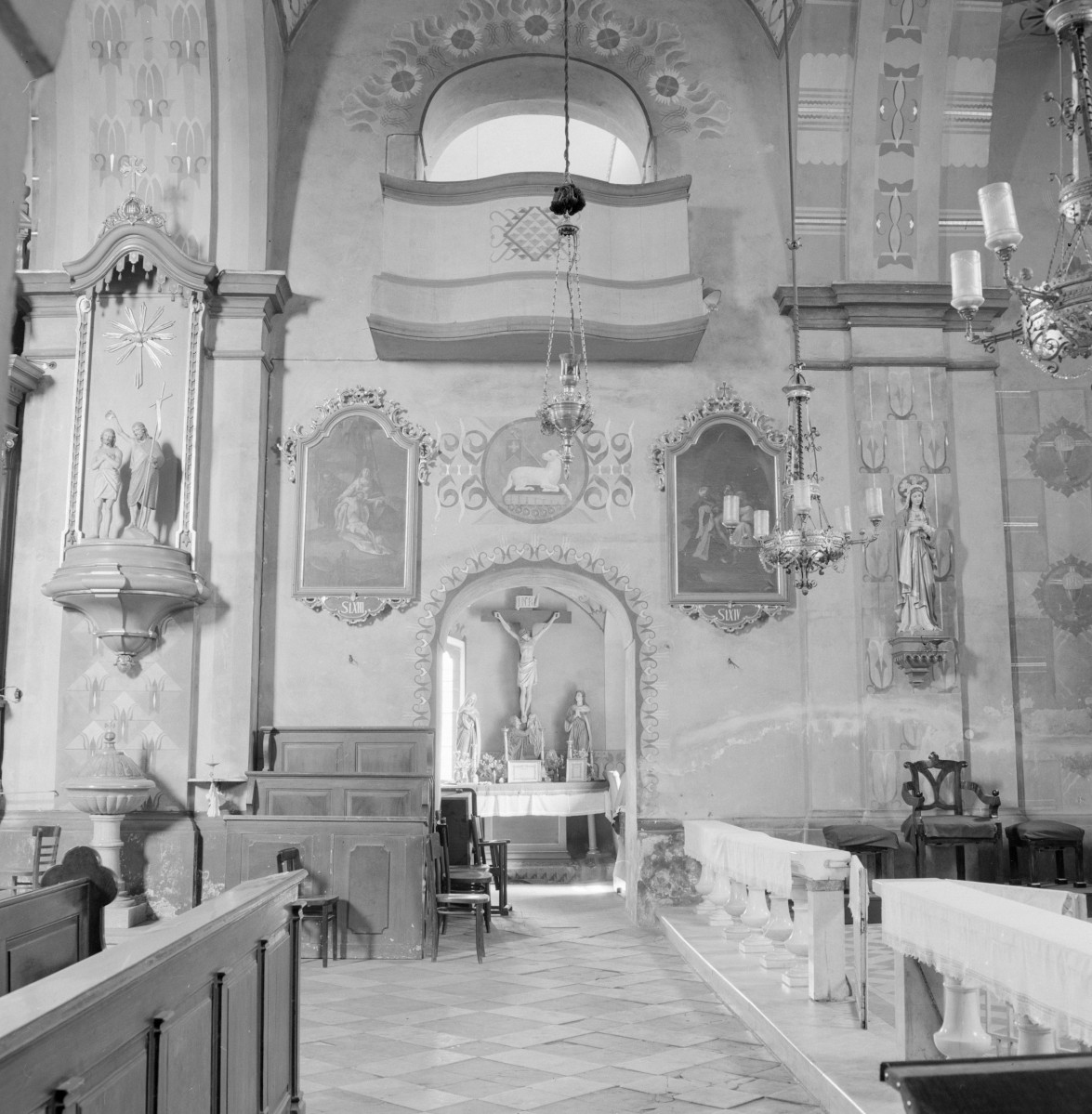 kościół parafialny pw. św. Barbary - wnętrze: ściana lewa, ołtarz, skan 1