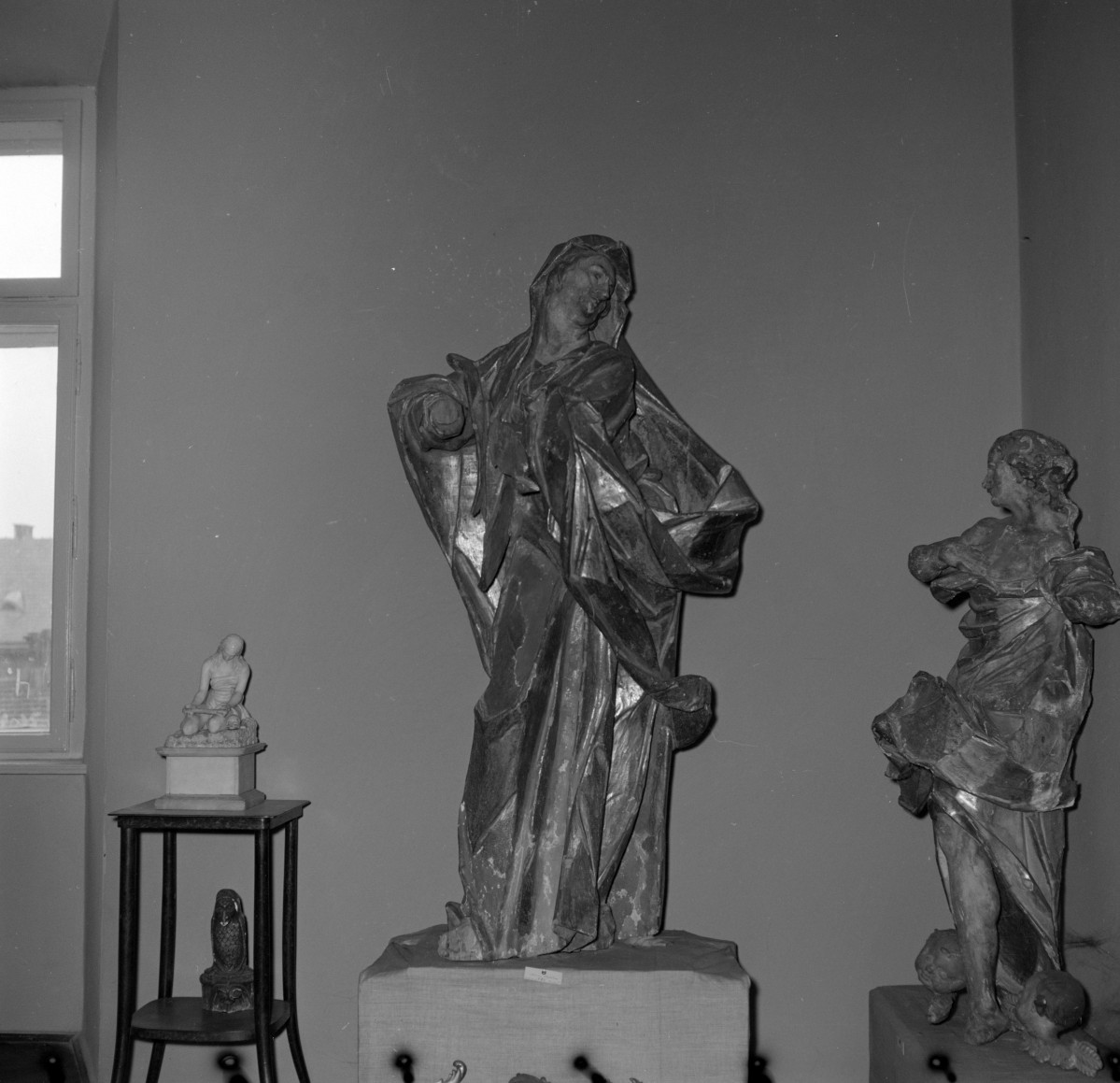 muzeum archidiecezjalne - rzeźba - figura świętej, skan 1