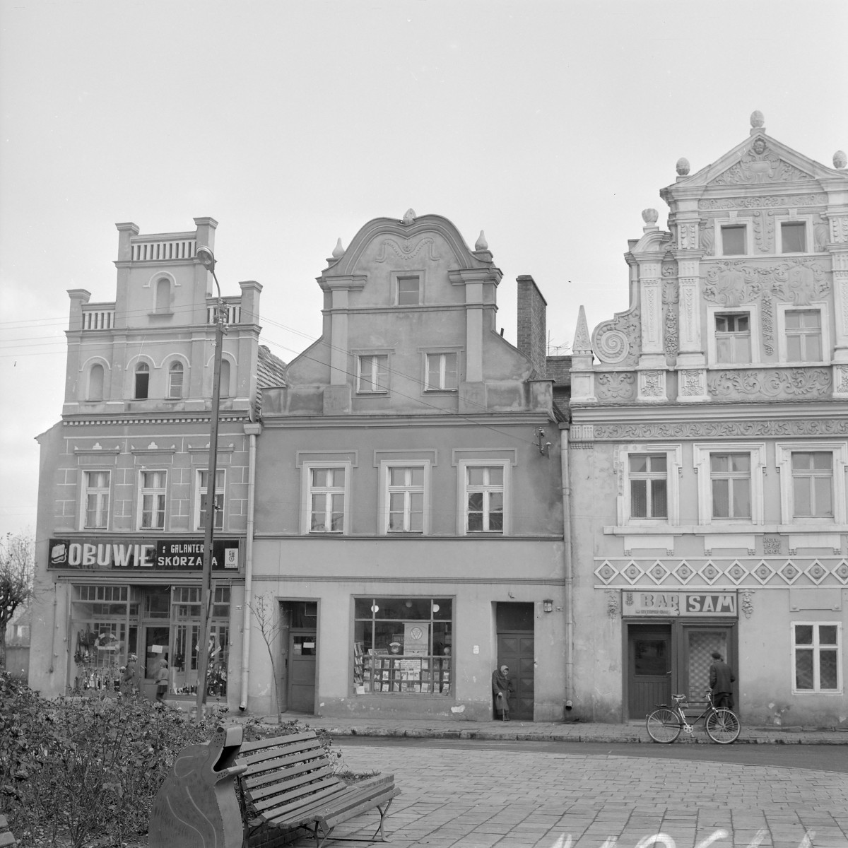 Pierzeja. Elewacje frontowe. klasycyzm i barok. Attyki na szczytach kamienic., skan 1