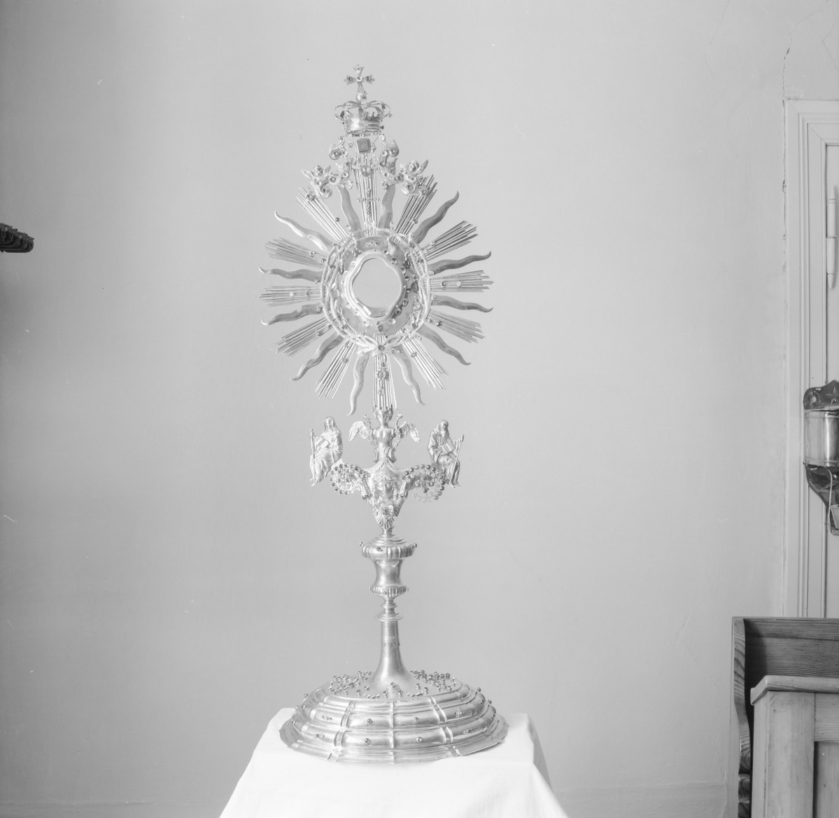 klasztor ss. Miłosierdzia - kościół pw. śś. Jana Chrzciciela i Jana Ewangelisty - zbiory - monstrancja z XVIII w., skan 1