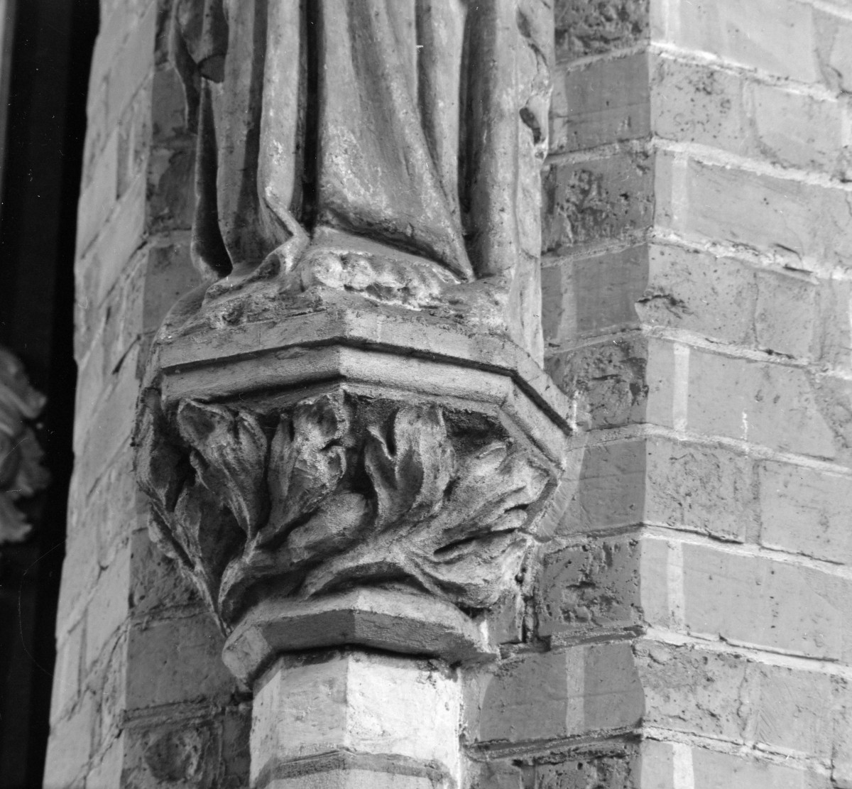 kościół pw. Wniebowzięcia Najświętszej Maryi Panny - wnętrze - konsola pod figurą apostoła, skan 1