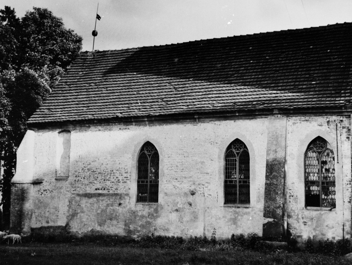 kościół filialny Wniebowzięcia NMP - elewacja boczna, skan 1