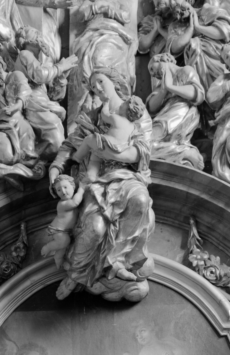 kościół pw. Jana Chrzciciela - Sanktuarium Matki Bożej Grodowieckiej – Jutrzenki Nadziei - wnętrze - ołtarz boczny - rzeźba w zwięczeniu, skan 1
