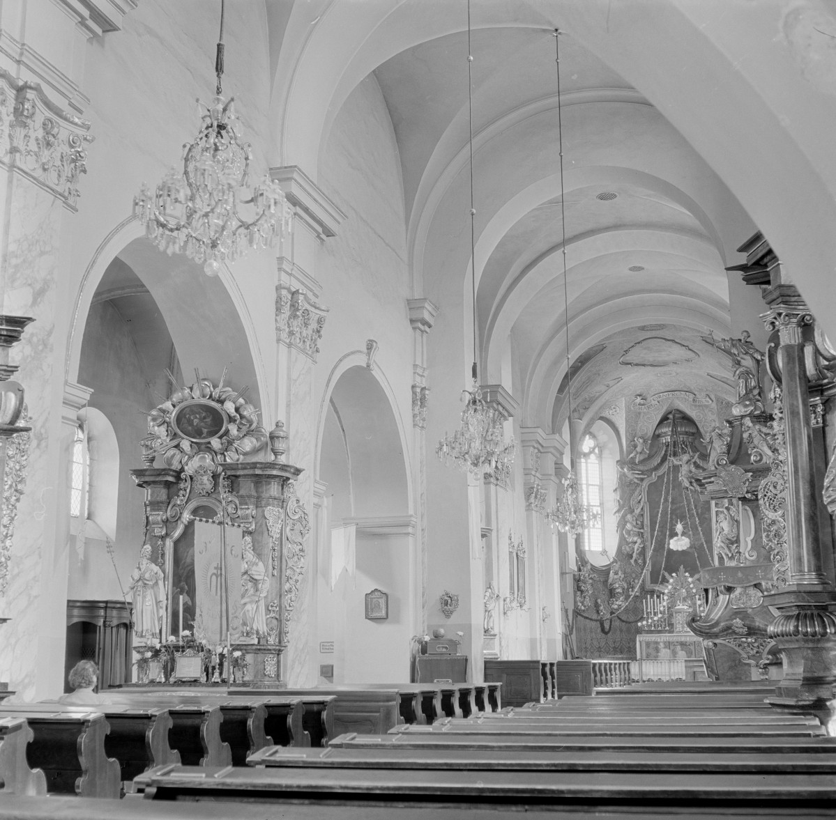 kościół pw.Matki Boskiej Bolesnej i św. Wojciecha - wnętrze - nawa główna i boczna - prezbiterium, skan 1