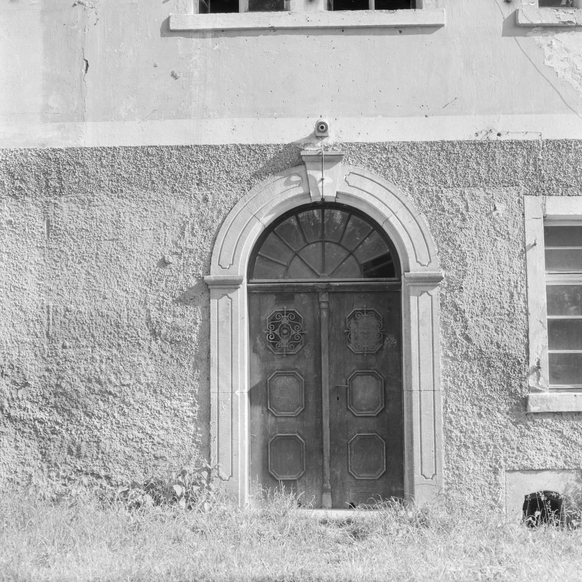 zespół folwarczny - dwór - elewacja - fragment - portal, skan 1