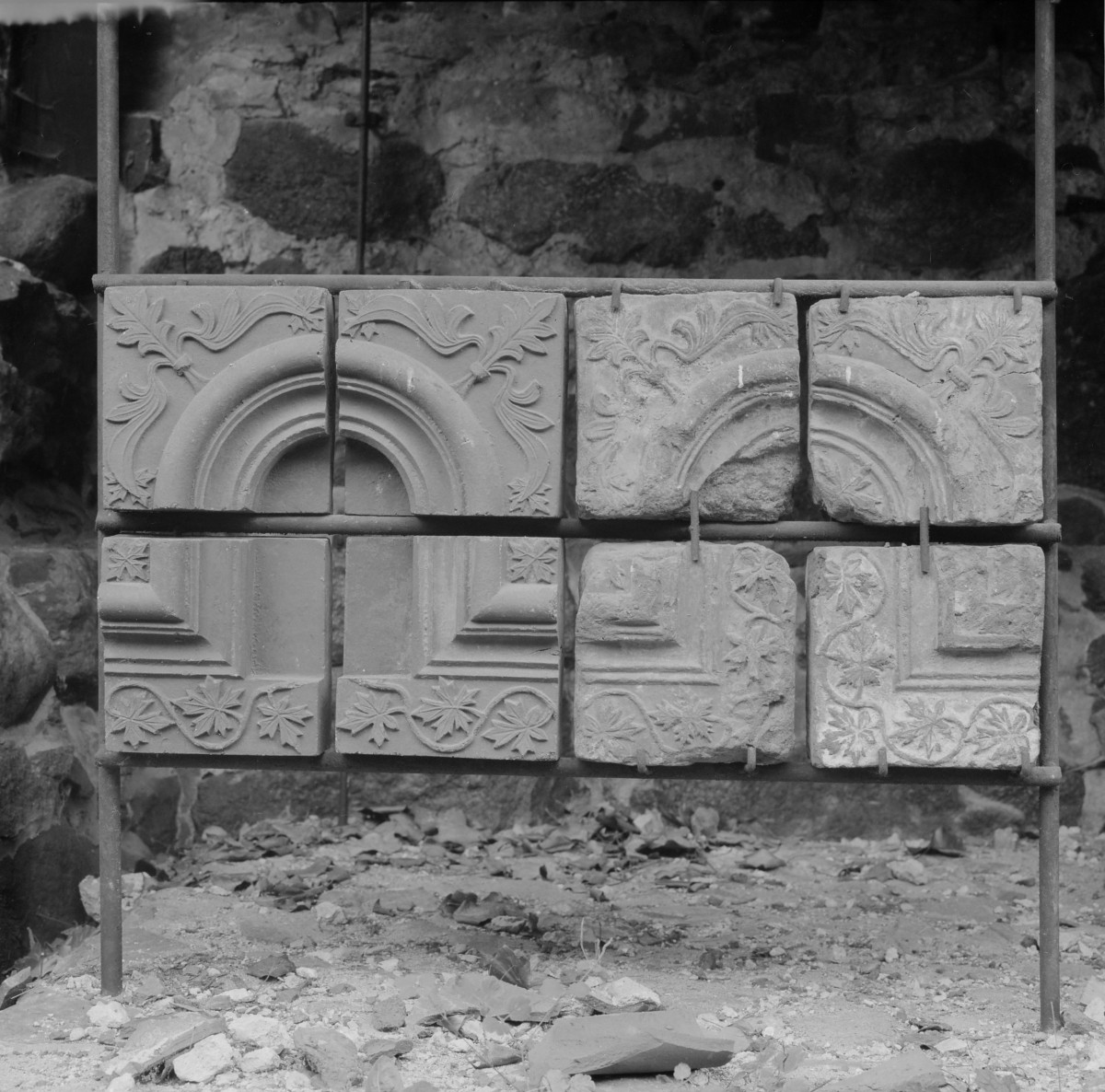 Zamek w Malborku - lapidarium - detal arch. - fryz, skan 1