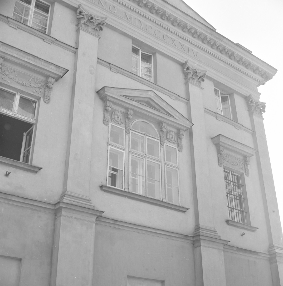pałac Komisji Wojewódzkiej Kaliskiej - pałacowe skrzydło, elewacja, naczółek trójkątny, skan 1
