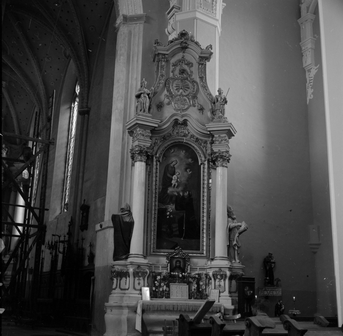 kościół św. Stanisława Biskupa - wnętrze, ołtarz, skan 1