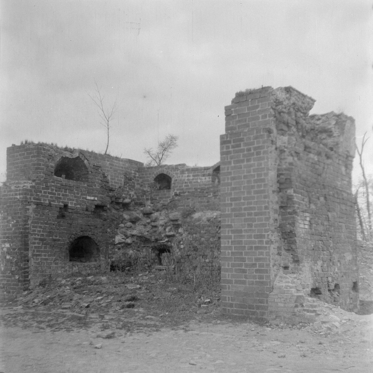 mury miejskie - Basteja przy Prochowni - ruina - widok od strony miasta, skan 1