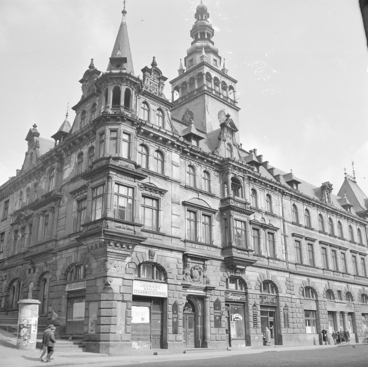 Ratusz - bryła ratusza ma trzy kondygnacje i jest wykonana w stylu neorenesansowym. Dach i elewacje są bogato zdobione detalami architektonicznymi. , skan 1