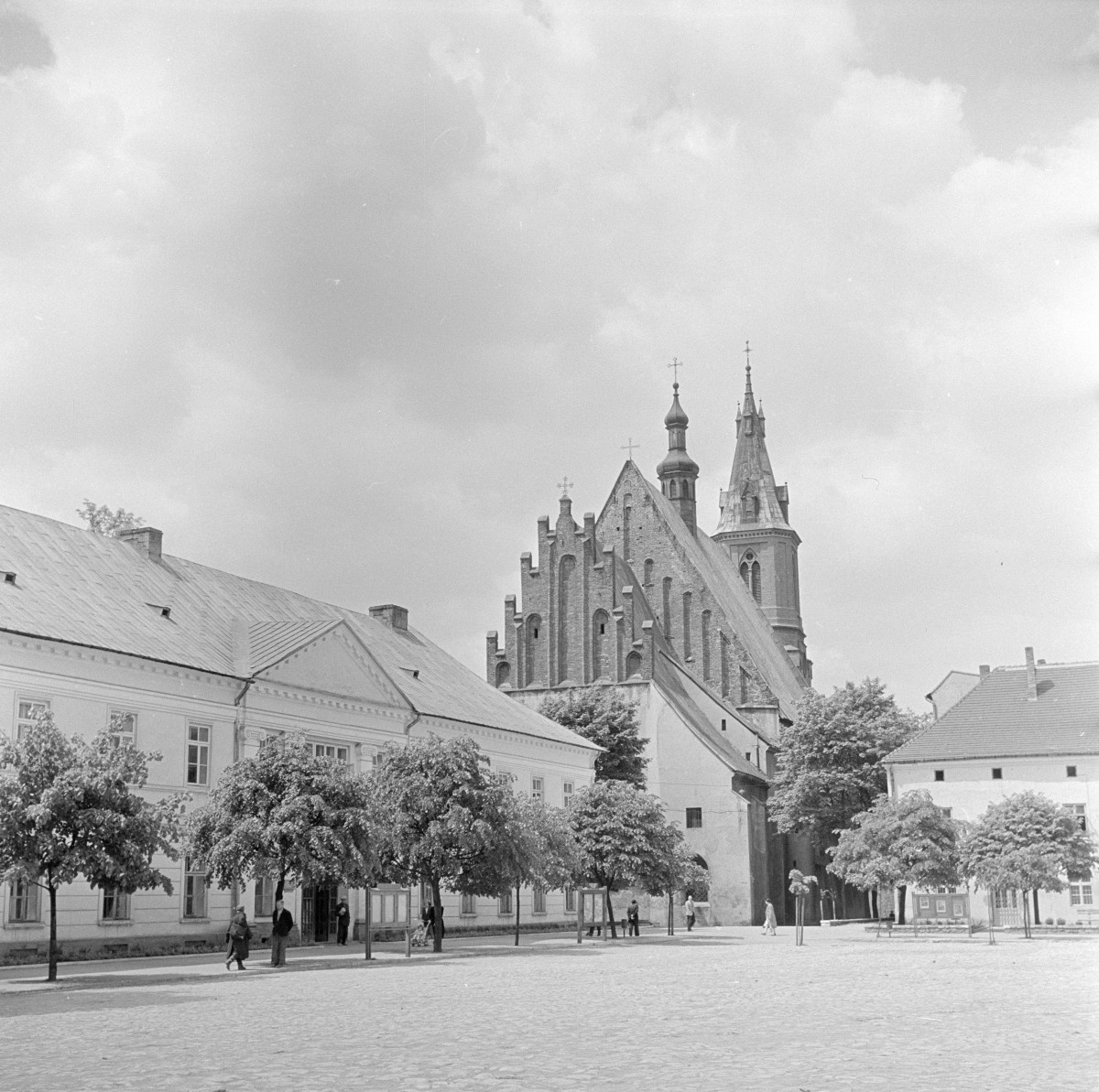 kościół pw. św. Andrzeja Apostoła - widok od strony rynku, skan 1