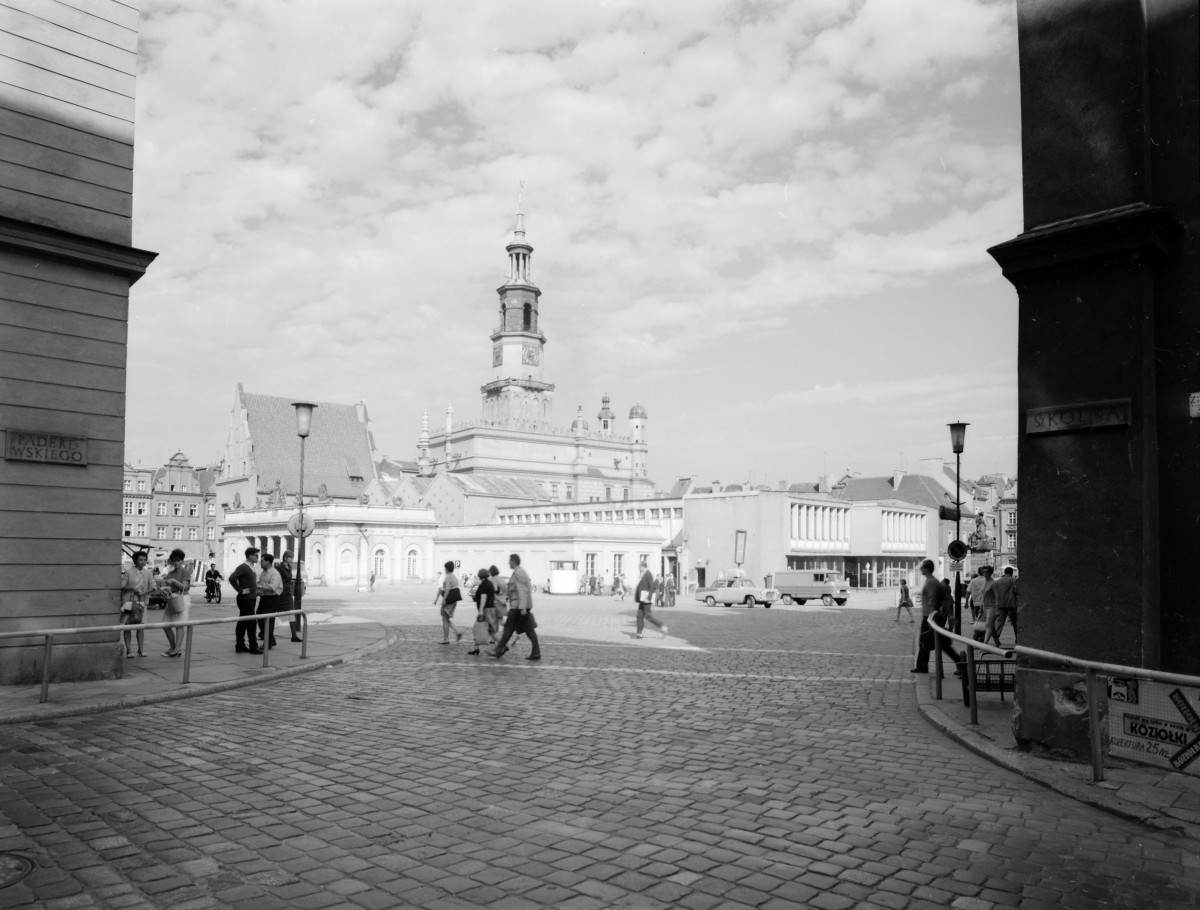 Rynek z widocznym ratuszem. Zabudowa miejska. Widok ogólny. , skan 1