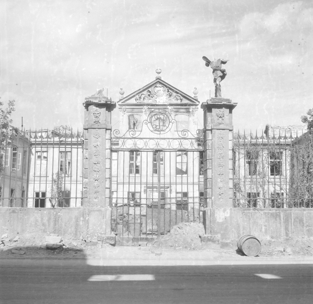 Pałac Teppera-Dückerta "Pałac Pod Czterema Wiatrami". Zniszczone ogrodzenie pałacowe. Na dziedzińcu widoczny fragment elewacji frontowej pałacu., skan 1