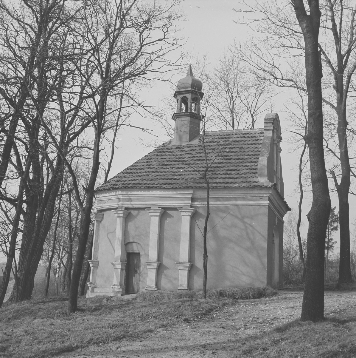 klasztor Franciszkanów - Kalwaria Pakoska - kaplica Grób Chrystusa - elewacja, skan 1