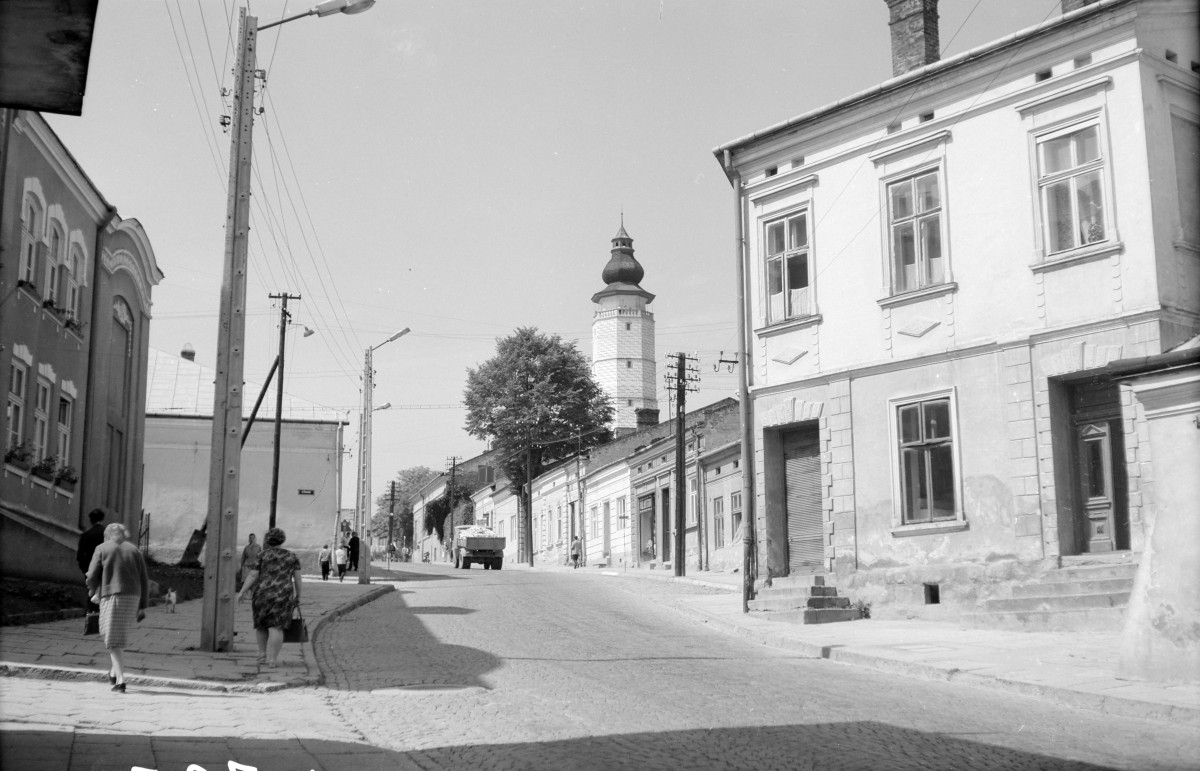 Fragment zabudoway miejskiej z widoczną wieżą ratuszową., skan 1
