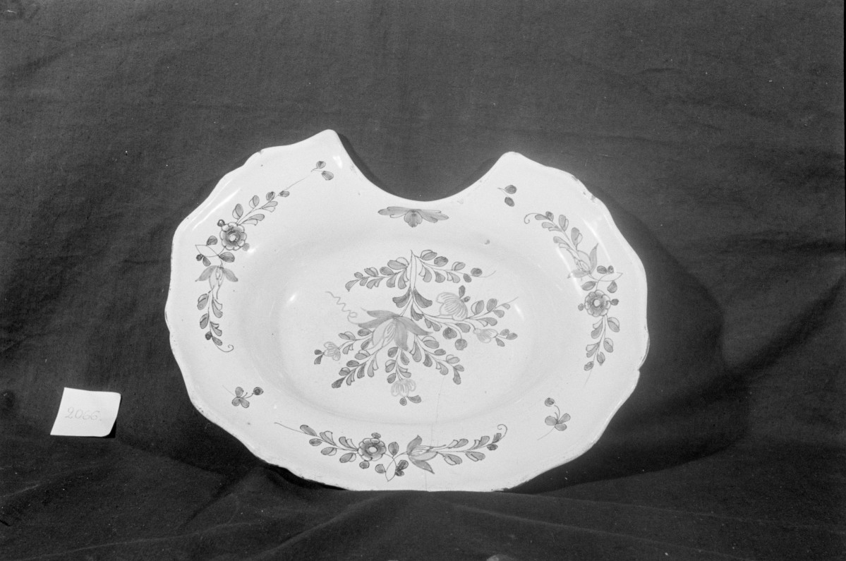 Muzeum Śląskie we Wrocławiu, miska do golenia - Prószków, fajans, skan 1