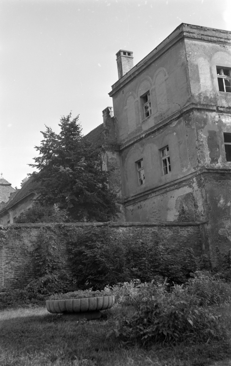 Zamek Oppersdorffów - skrzydło południowo-wschodnie od strony dziedzińca, skan 1