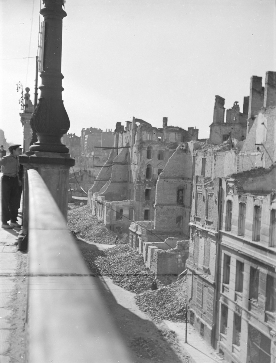 Zabudowa miejska w ruinie. Widok z mostu Poniatowskiego. , skan 1