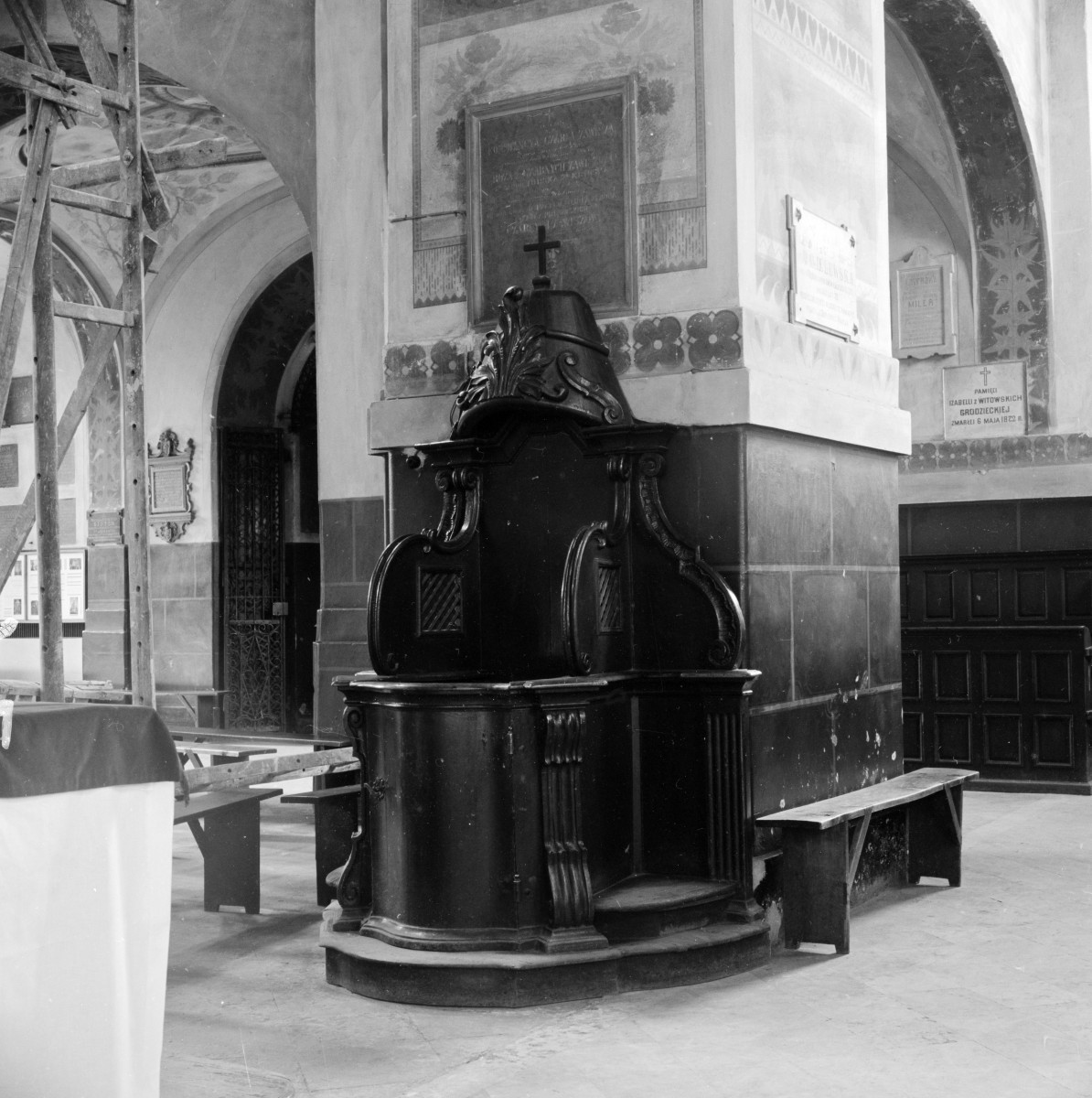 bazylika kolegiacka Wniebowzięcia - wnętrze, konfesjonał, skan 1