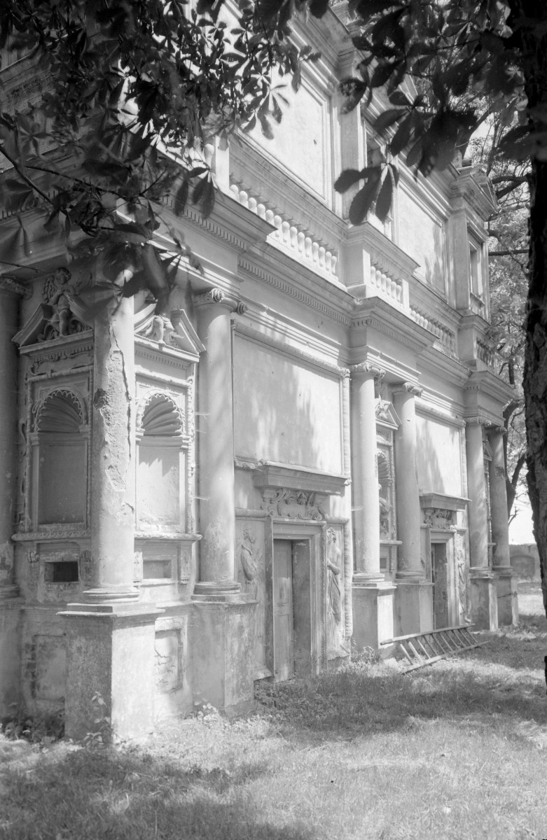 domek Loretański 1634-38 - fragment elewacji południowej, skan 1