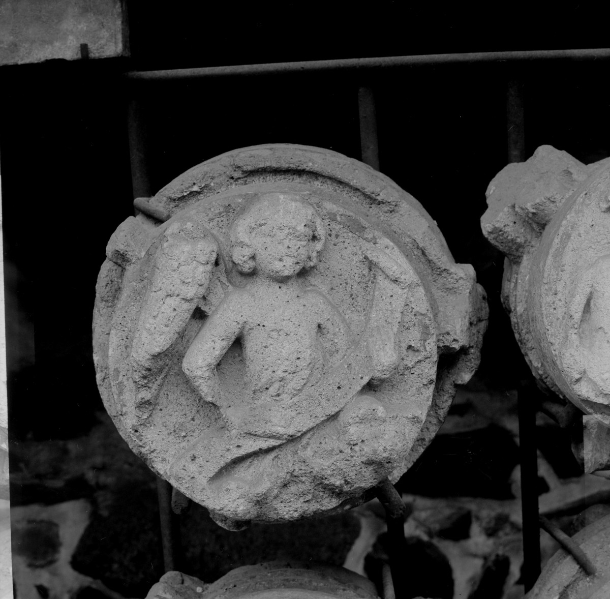 Zamek w Malborku - lapidarium - detal arch. - zwornik sklepienia - symbol herubina , skan 1