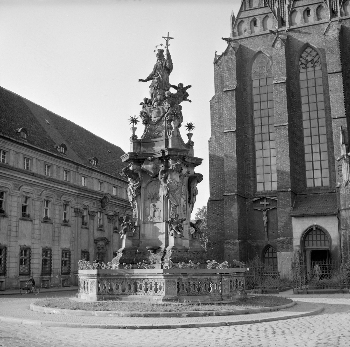 figura przy kościele pw. Świętego Krzyża i św. Bartłomieja, skan 1