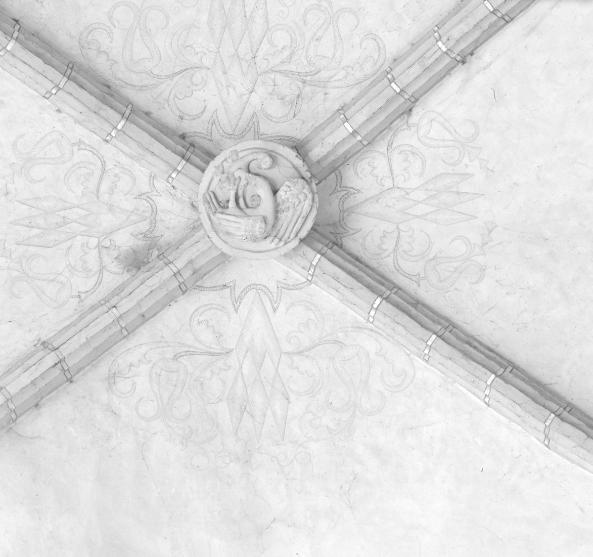 Kościół Wniebowzięcia Najświętszej Maryi Panny - wnętrze. Zwornik z wizerunkiem łabędzia. Sklepienie nawy., skan 1