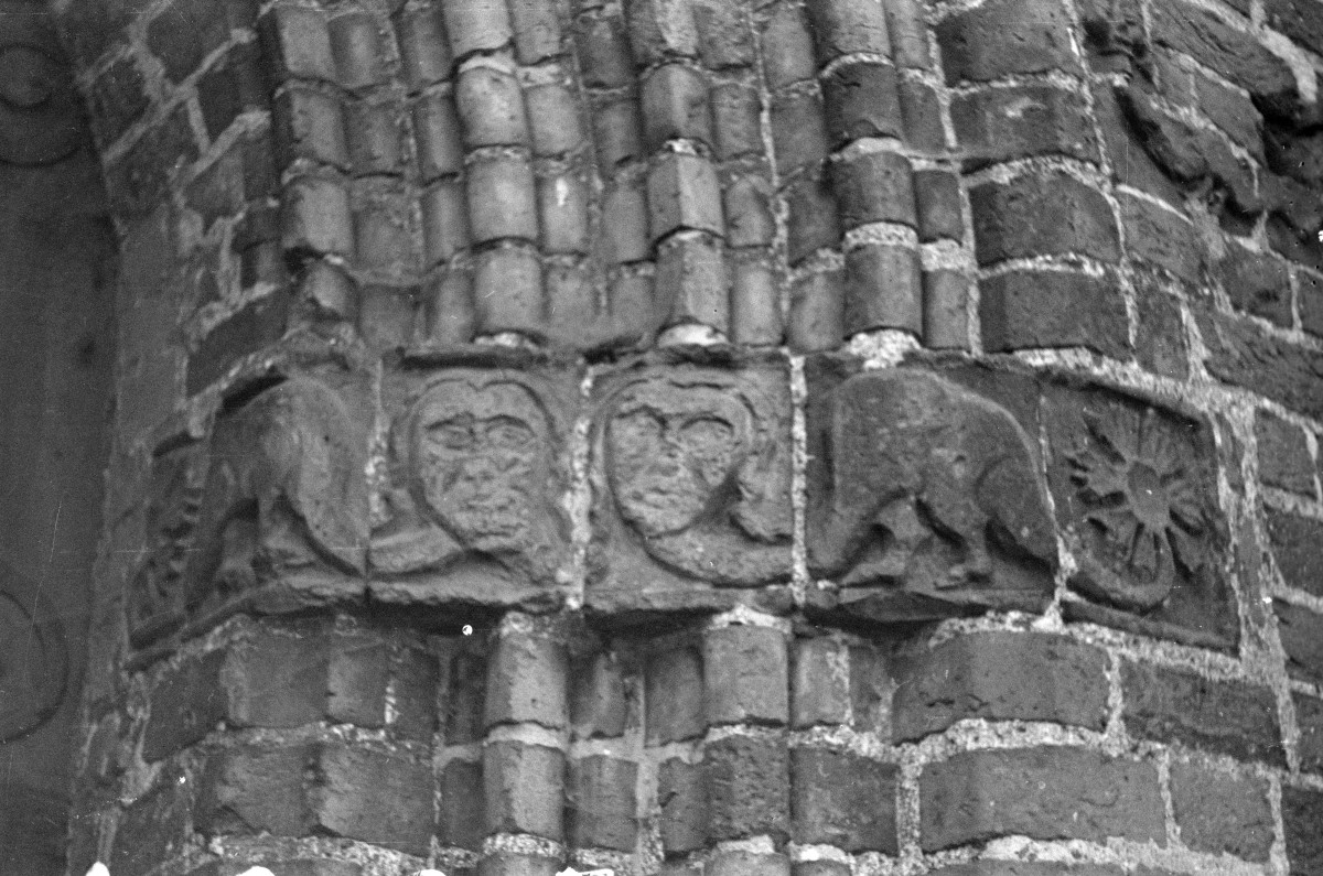 kościół pw. Zmartwychwstania Pańskiego - fragment portalu, relief, skan 1