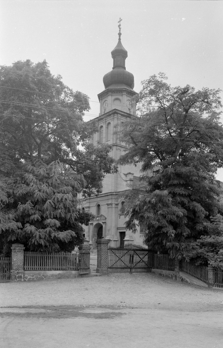 kościół parafialny pod wezwaniem św. Marii Magdaleny - elewacja zachodnia, skan 1