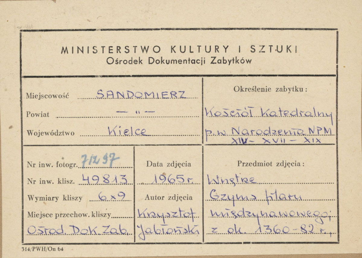  Katedra - wnętrze, widok na głowicę służki i gzyms filaru międzynawowego - metryczka, skan 1