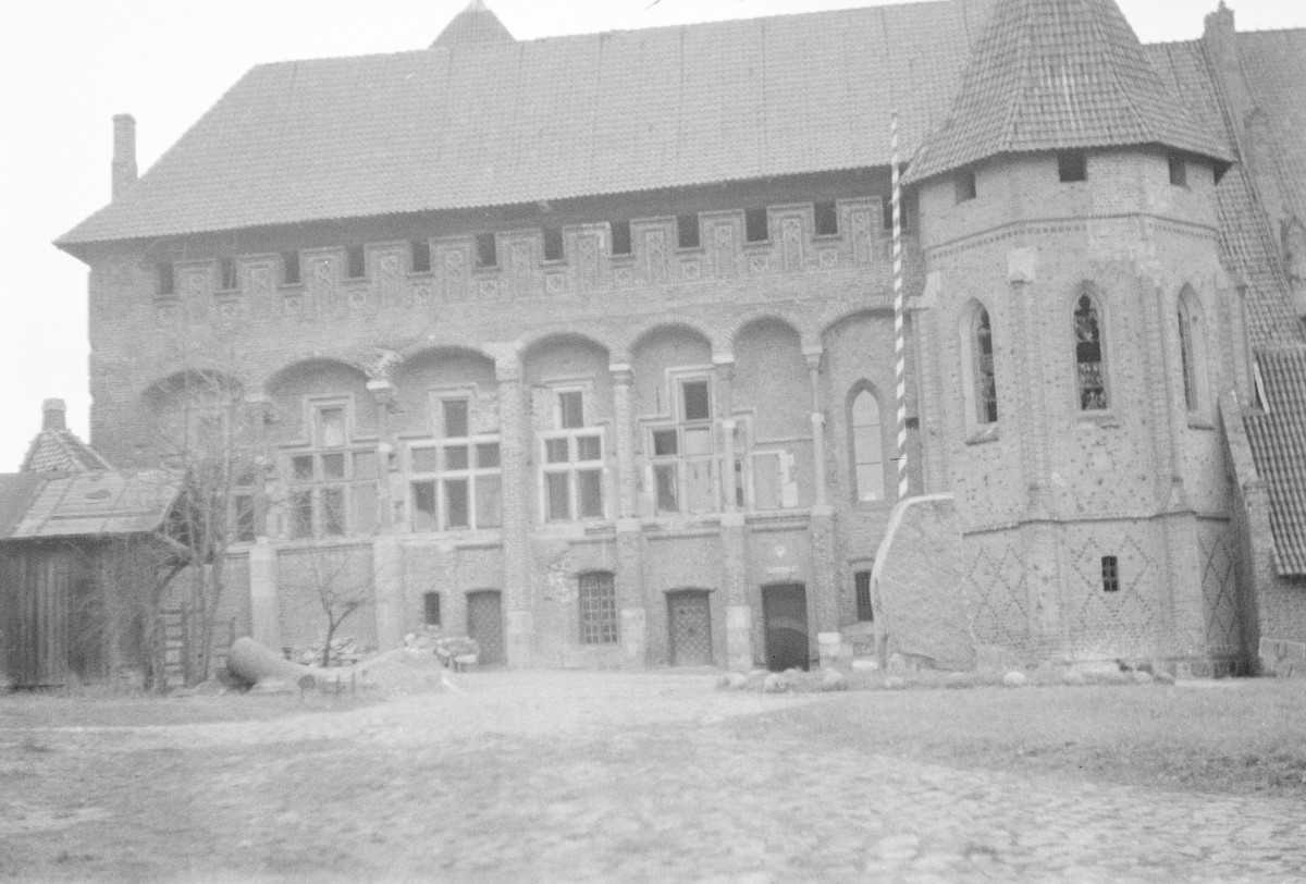 zamek krzyżacki - dziedziniec, skan 1