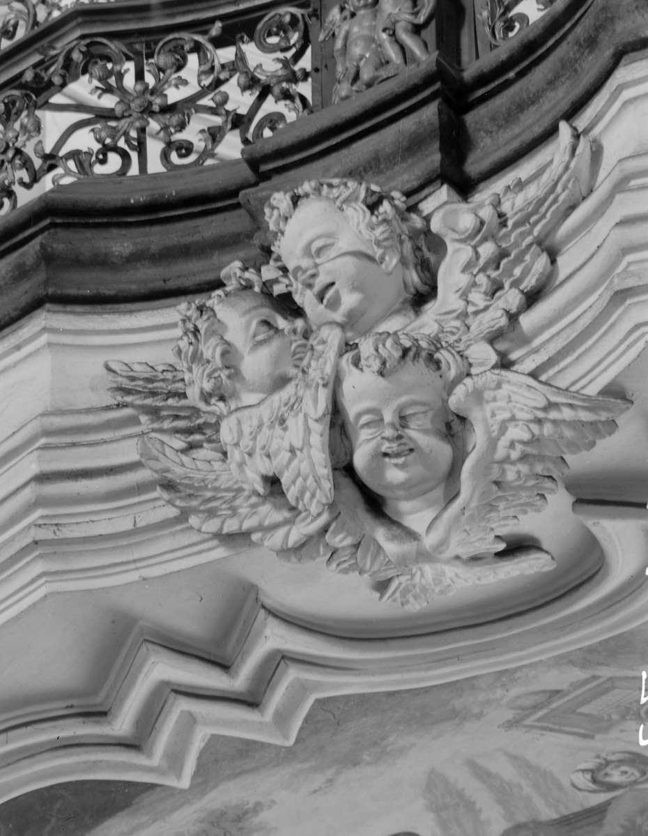 klasztor Benedyktynek - kościół pw. Wniebowzięcia Najświętszej Maryi Panny - wnętrze - transept - dekoracje gzymsowania, skan 1