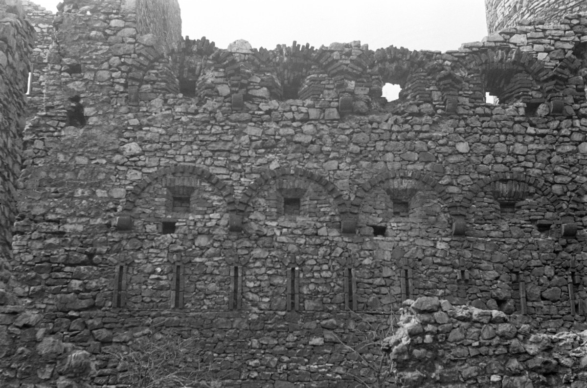 zamek - fragment murów obronnych, skan 1