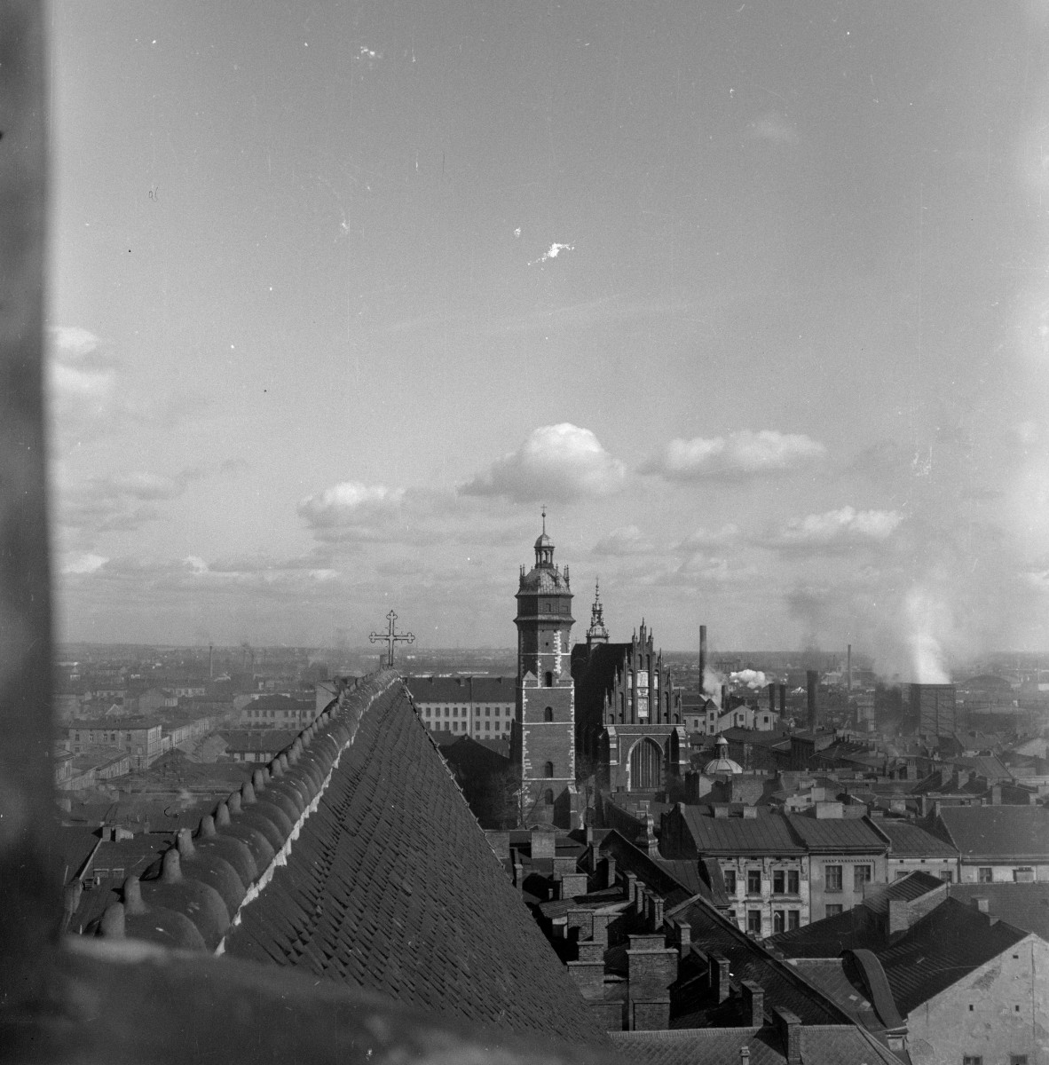 kościół pw. Bożego Ciała - elewacja zachodnia na tle panoramy miasta, skan 1