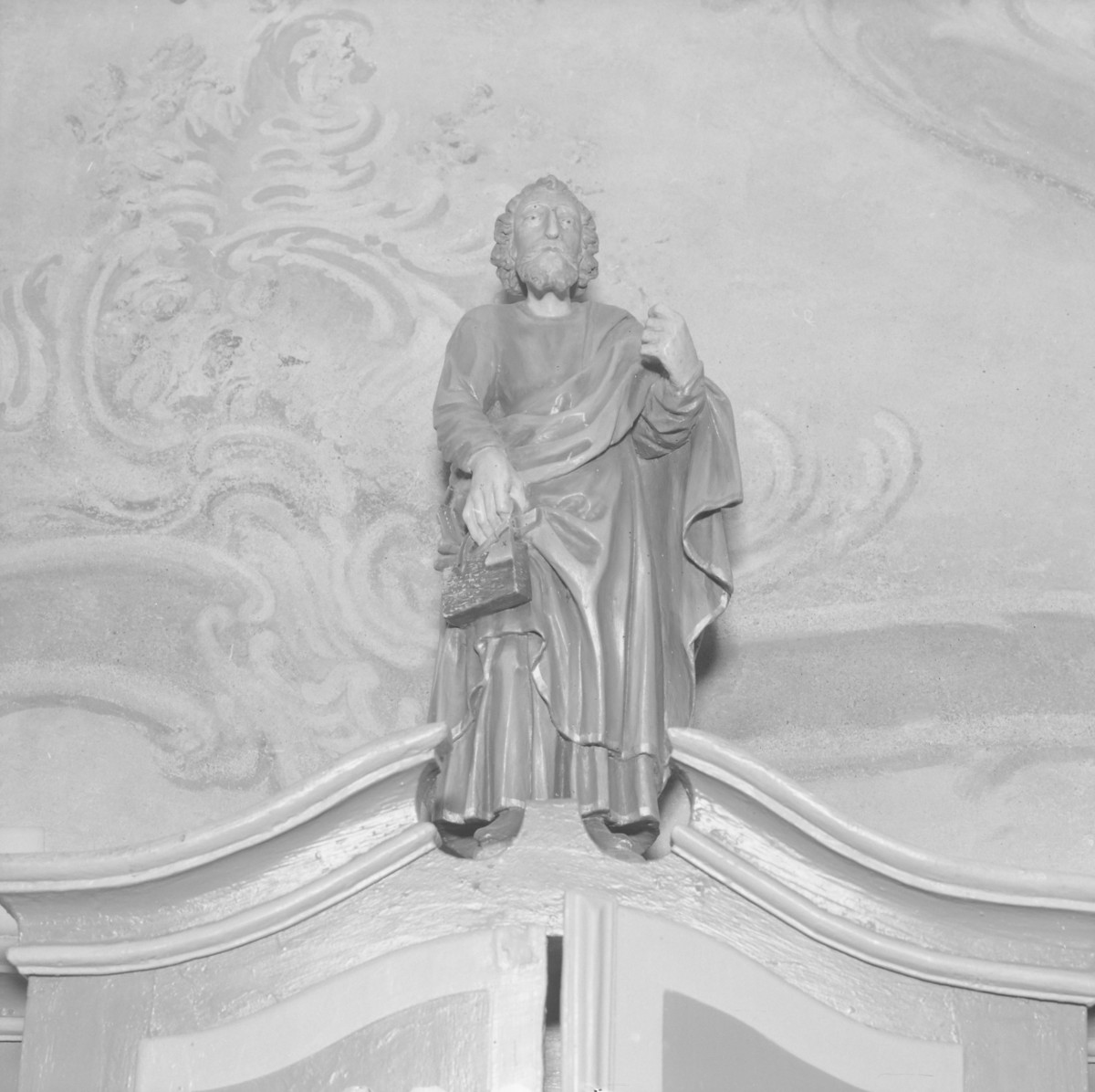 klasztor ss. Mniszek Benedyktynek - kościół pw. Najświętszej Maryi Panny i św. Wojciecha - wnętrze - zakrystia - rzeźba św. Piotra na komodzie, skan 1