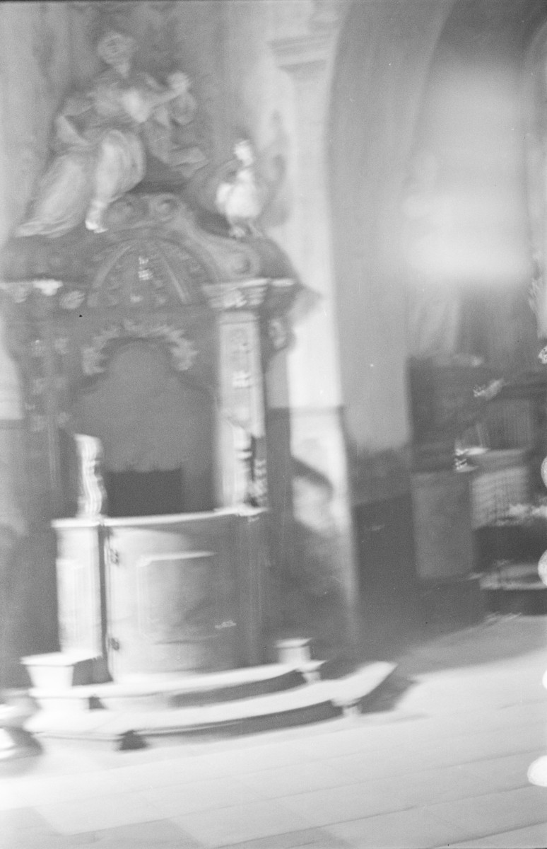 konfesjonał narożnikowy zwieńczony rzeźbą św. Piotra, kościół parafialny pw. św. Bartłomieja w Głogówku, skan 1