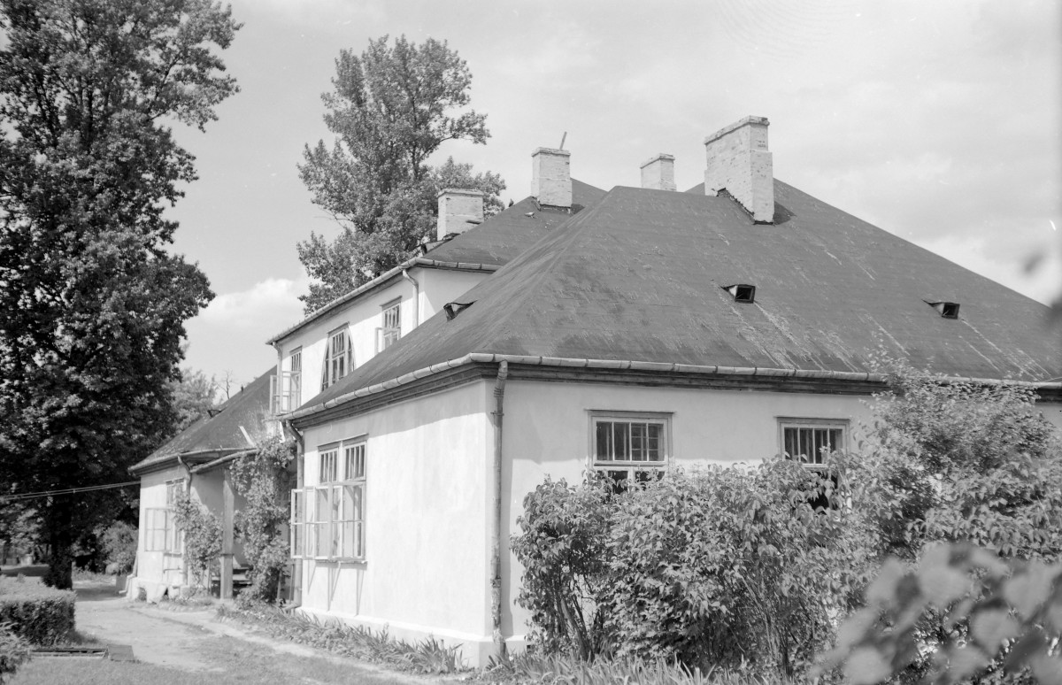 Dom mieszkalny - widok od strony ulicy., skan 1